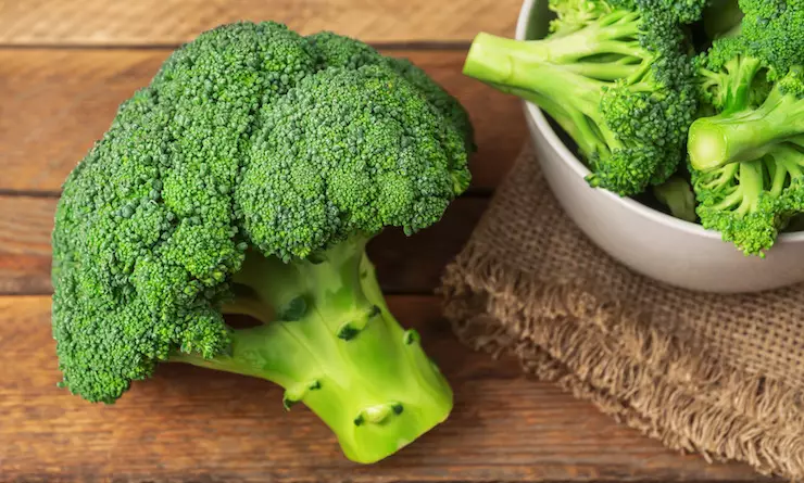 Fresh broccoli - one of the 8 essential superfoods for weight loss - find out what the other 7 are in this surprising article! | the Progress app
