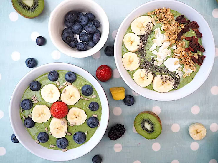 Super Easy Green Smoothie Bowl recipe you can whip up in minutes! Perfect for breakfast or brunch and packed full of healthy vitamins