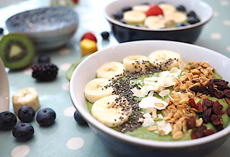 Super easy green smoothie bowl recipe to bring a bit of color to your breakfast